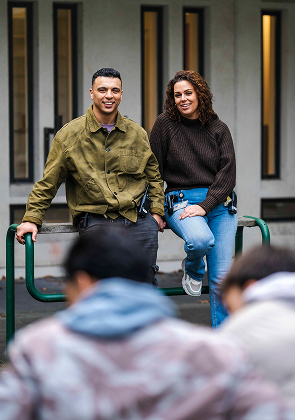 Twee begeleiders praten met jongeren buiten