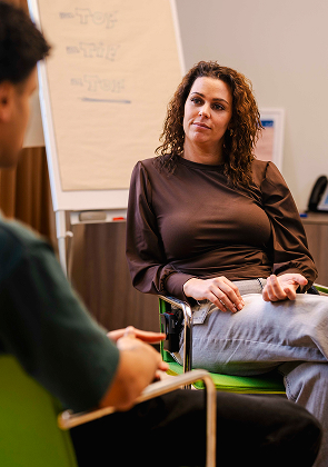 Vrouw in gesprek tijdens begeleidingssessie