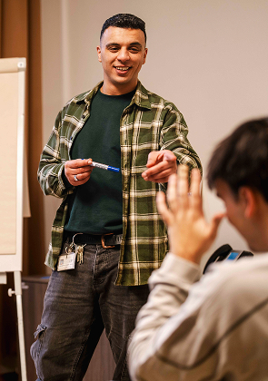 Begeleider stelt vraag tijdens groepssessie
