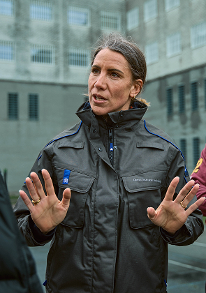 Begeleider spreekt buiten met kleine groep mensen