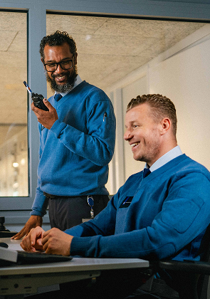 Medewerkers houden toezicht vanuit controlekamer