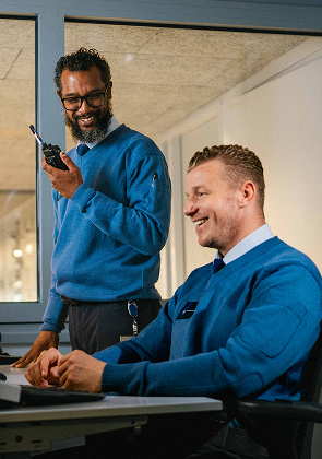 Medewerkers houden toezicht vanuit controlekamer