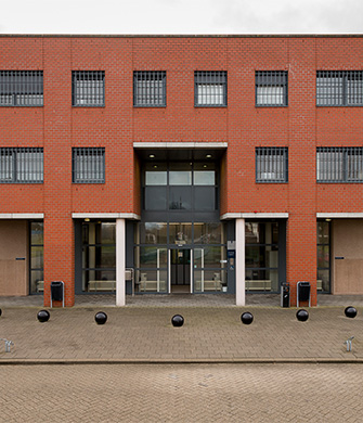 Vooraanzicht van modern gebouw met entreegebied