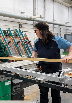 Medewerkers werken met hout in timmerwerkplaats
