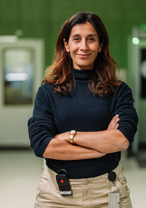 Vrouw staat zelfverzekerd met armen over elkaar