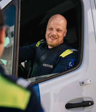 Medewerker praat vanuit bus met collega