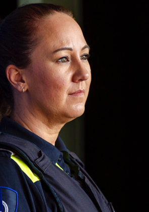 Justitiemedewerkster kijkt aandachtig opzij