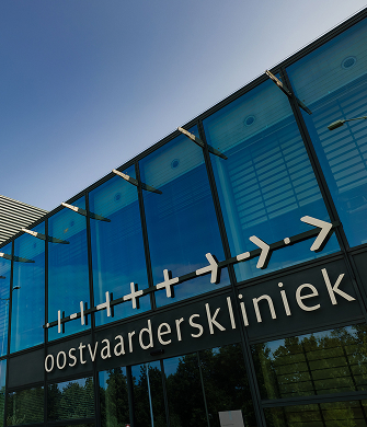 Moderne gevel van Oostvaarderskliniek gebouw