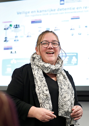 Vrouw geeft presentatie voor scherm