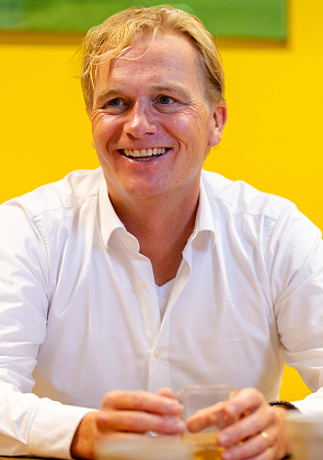 Man lacht en zit aan tafel