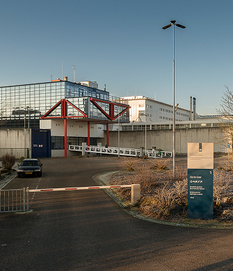 Ingang gevangeniscomplex met slagboom en gebouw.