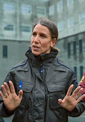 Vrouw in uniform spreekt kalm op binnenplaats