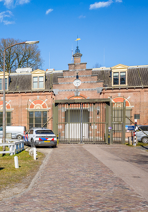 Historisch bakstenen poortgebouw met klok