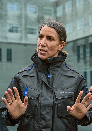 Medewerkster geeft uitleg met handen omhoog