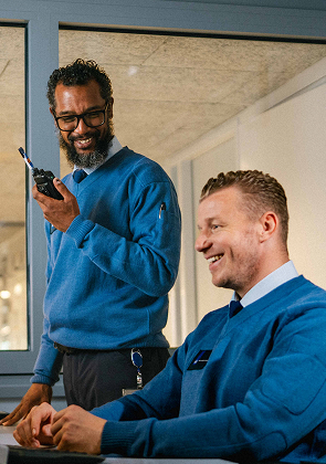 Twee collega’s lachen samen tijdens werkoverleg