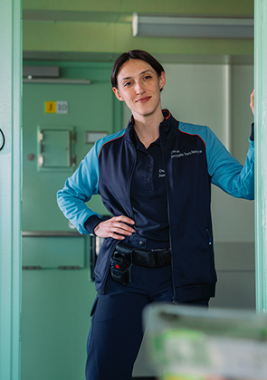 Medewerker leunt ontspannen in deuropening