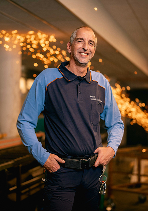 Beveiligingsmedewerker glimlacht in verlichte binnenruimte