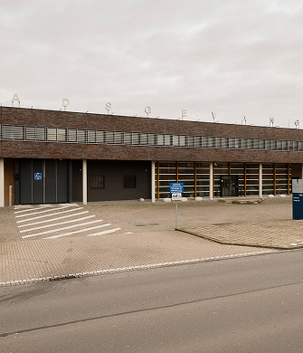 Moderne bedrijfsgebouw met parkeerplaats
