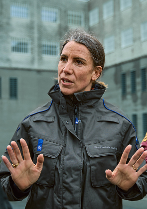 Vrouw geeft instructies aan groep mensen