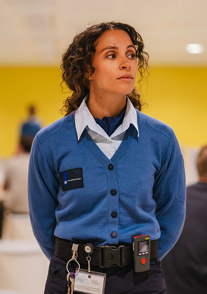 Beveiligingsmedewerker in blauwe trui