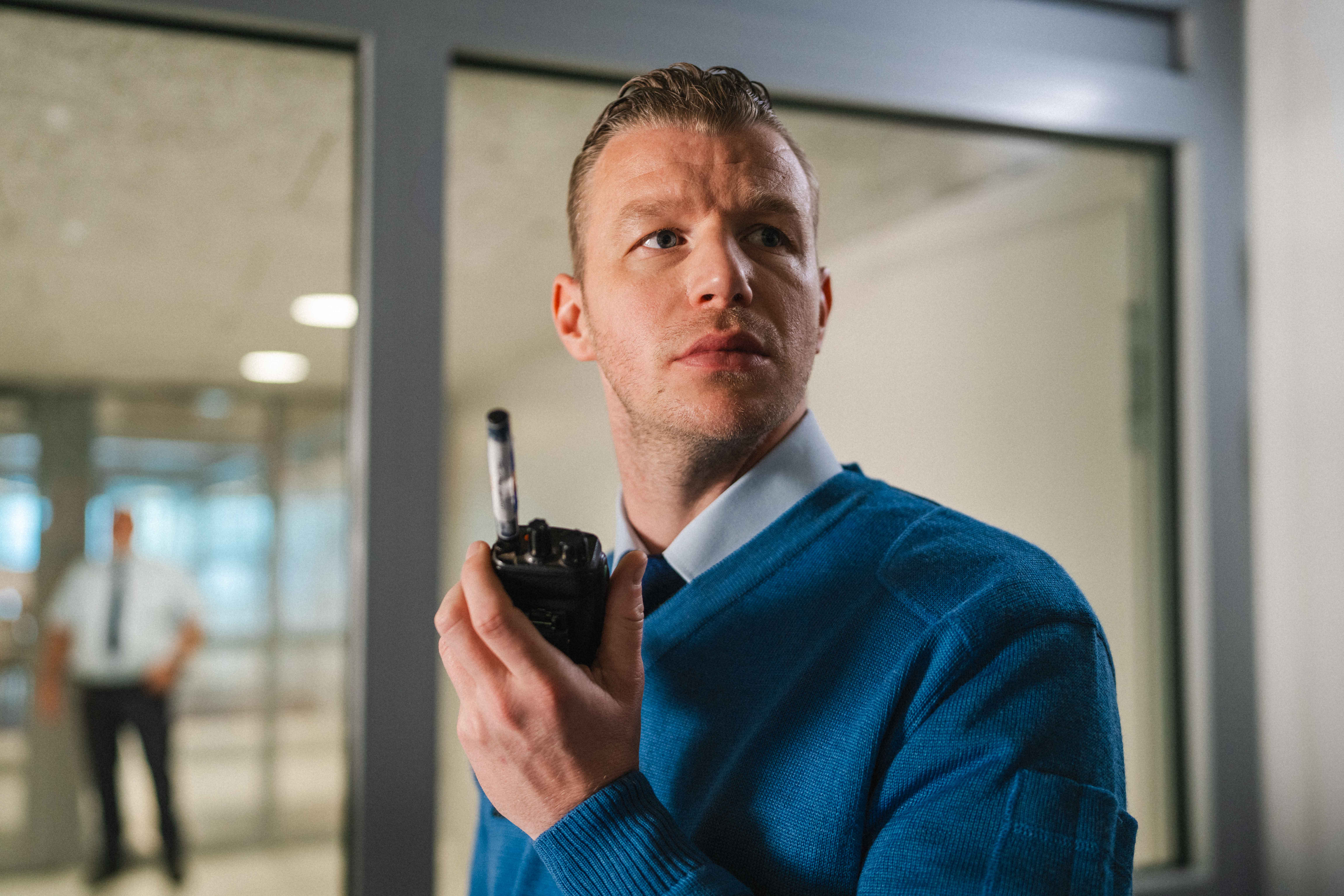 Man met een portofoon