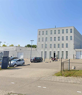 Modern wit kantoorgebouw met parkeerplaats