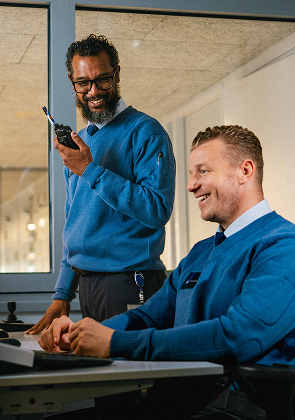 Collega’s werken samen in controlekamer