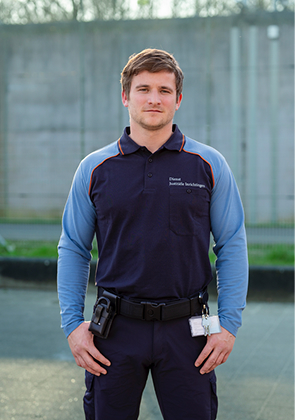 Justitiemedewerker staat op binnenplaats