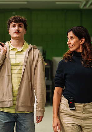 Medewerkster loopt met man door gang