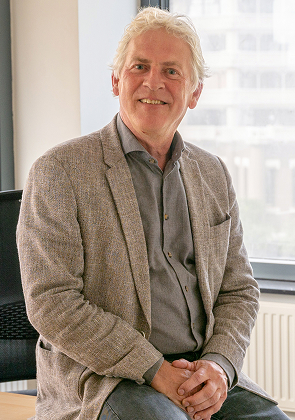 Collega’s in gesprek in kantoorruimte