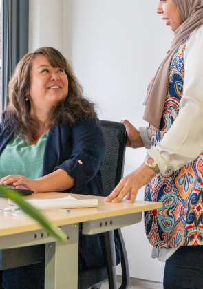 Collega helpt bij werk op computer