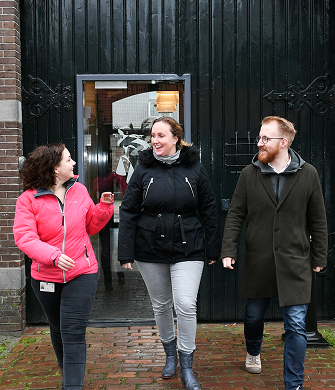 Groep collega’s loopt samen door de stad