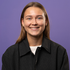Portret van lachende vrouw met bruin haar