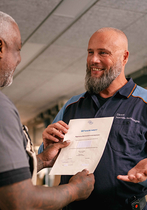 Man overhandigt document en glimlacht binnen