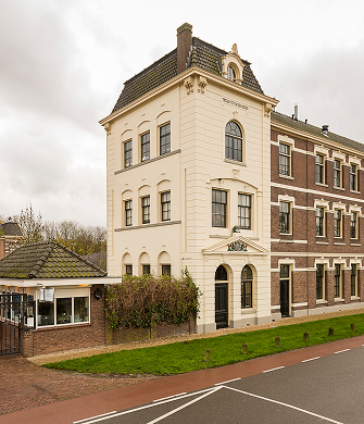 Historisch gebouw aan rustige straat