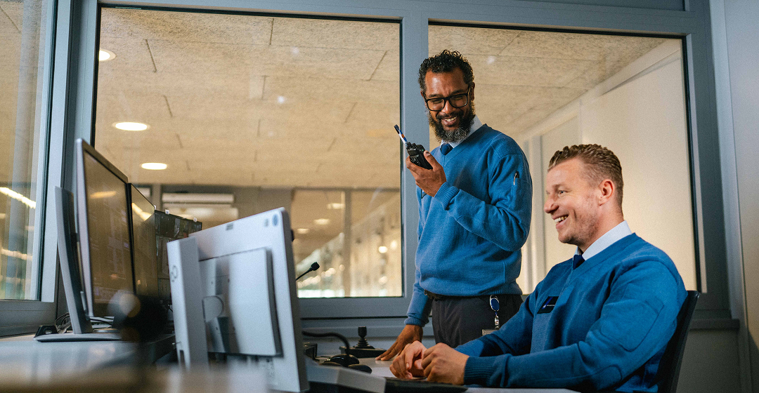 Beveiligers werken in meldkamer