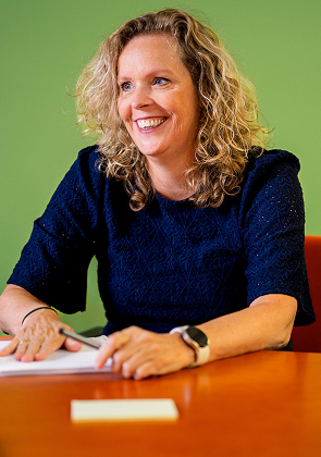 Collega luistert en maakt aantekeningen