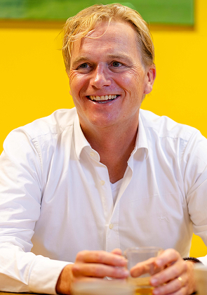 Collega glimlacht tijdens informeel overleg