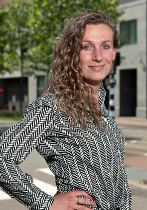 Vrouw poseert zelfverzekerd op straat