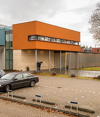 Modern gebouw met parkeerplaats