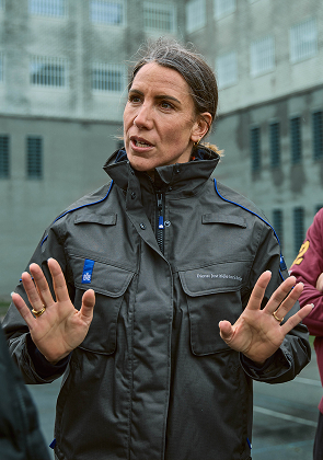 Medewerker praat met groep mannen op binnenplaats