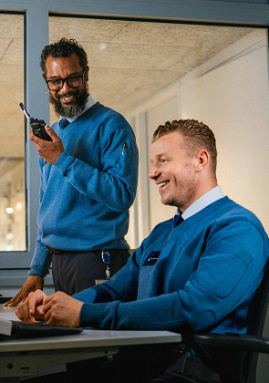 Collega’s werken samen in controlekamer