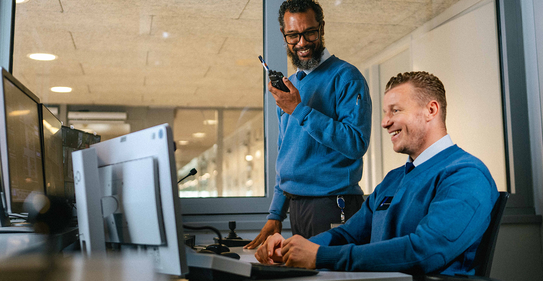 Twee collega’s werken samen in controlekamer