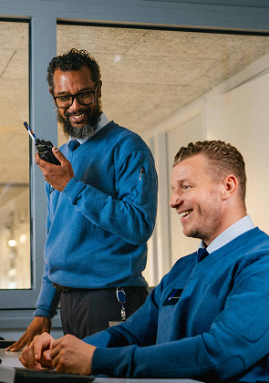 Beveiligers in blauwe uniformen in kantoorruimte