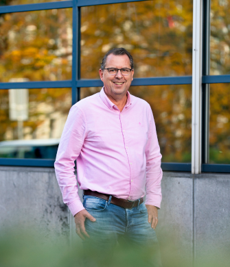 Persoon zet kantoorcomputers klaar