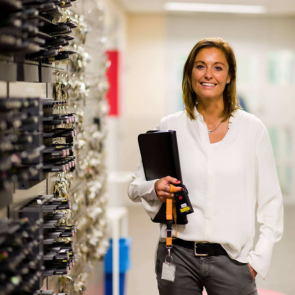 Medewerker in werkplaats met machine