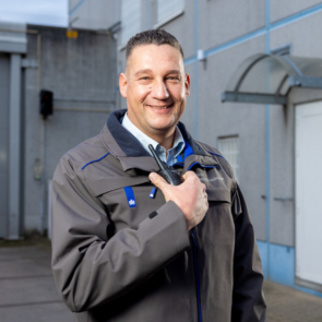 Medewerker in werkplaats met machine