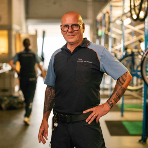 Medewerker in werkplaats met machine