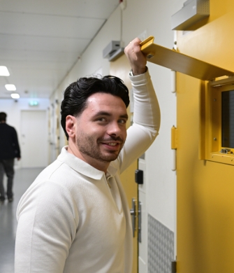 Forensisch begeleider Bas kijkt in camera