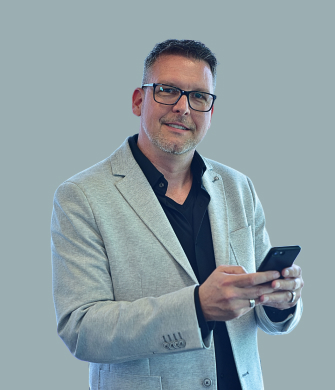 Persoon in blazer kijkt op smartphone